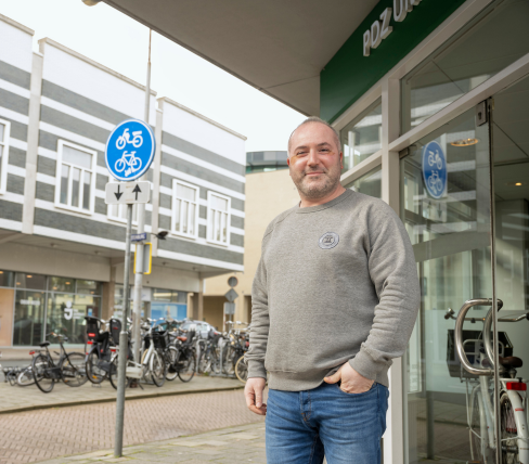 Mehmet stands in front of a PDZ location, ready to grow as an operator