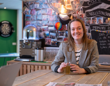 Intercedent glimlacht tijdens een gesprek met een kandidaat